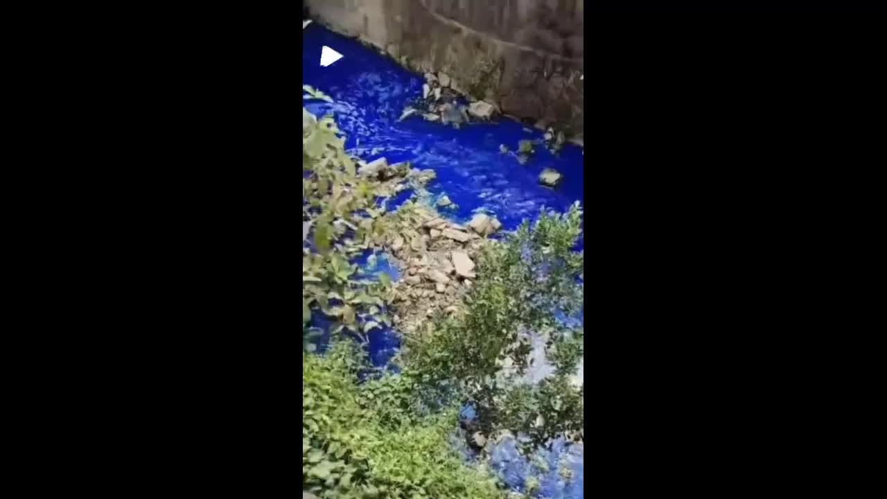 Video - Clip: Kỳ lạ dòng sông bất ngờ chuyển sang màu xanh