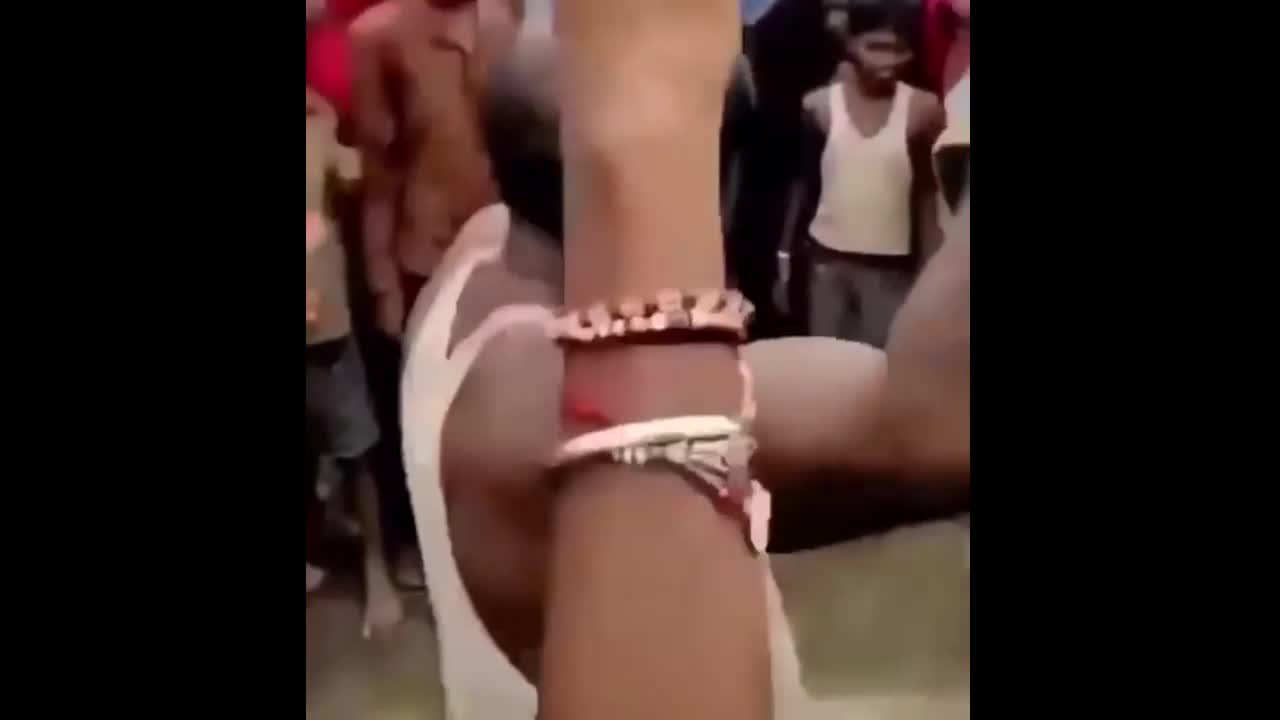 Video - Clip: Cố tình trêu đùa, người đàn ông bị rắn hổ mang cắn vào lưng