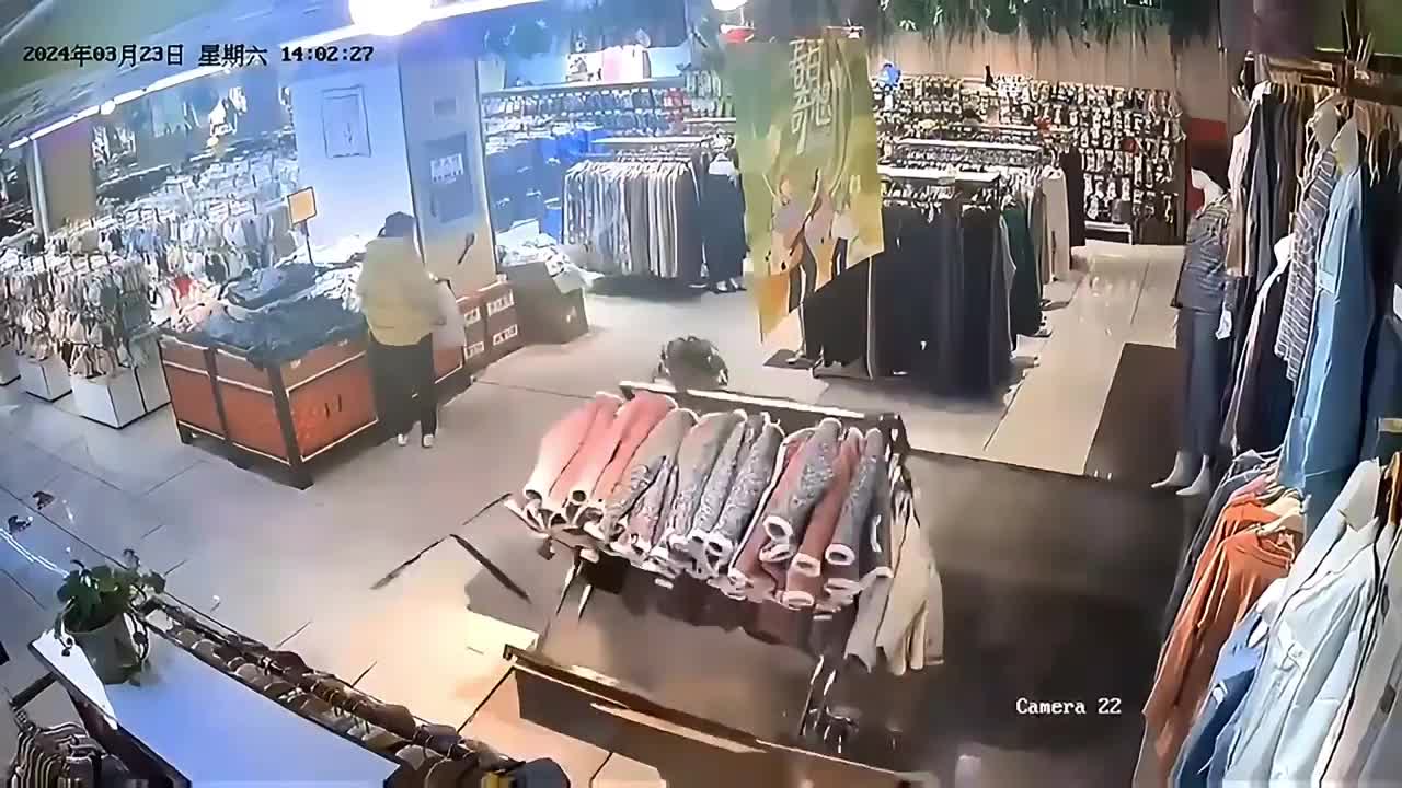 Video - Clip: Đang mua sắm, người phụ nữ bất ngờ bị hố tử thần 'nuốt chửng'