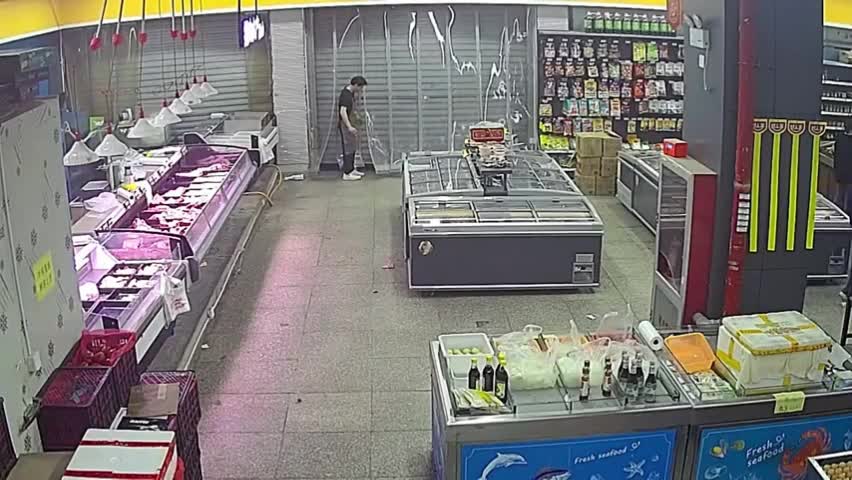 Video - Clip: Kinh hoàng gió mạnh thổi bay cửa cuốn siêu thị ở Trung Quốc