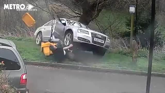 Video - Clip: Người đàn ông rơi xuống đường, bị chính ô tô của mình cán trúng