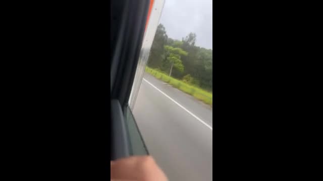 Video - Clip: Ô tô mất lốp trước vẫn phóng như bay trên đường cao tốc
