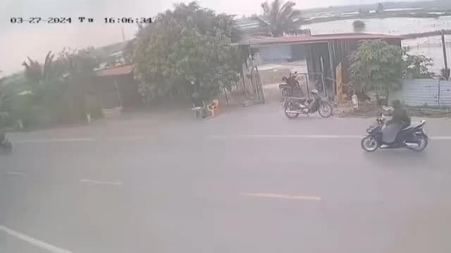 Video - Clip: Ô tô tập lái tông trúng người đàn ông ngồi bên đường ở Hải Phòng