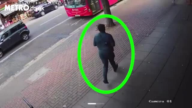 Video - Clip: Người đàn ông đi xe đạp bị thanh niên cầm dao tấn công giữa phố