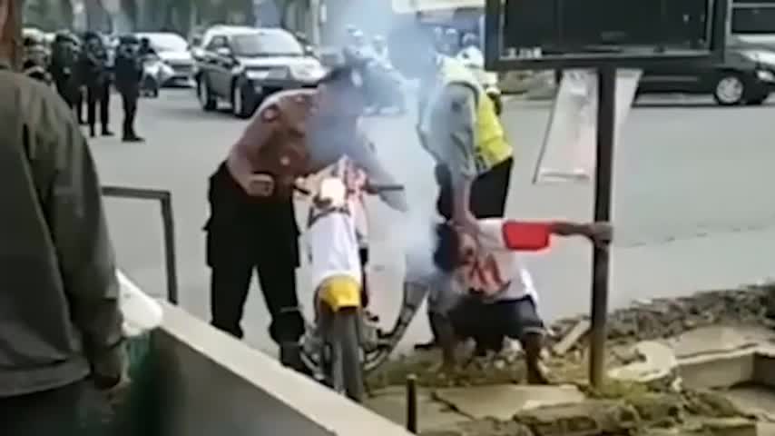 Video - Chạy xe máy nẹt pô, thanh niên nhận hình phạt bất ngờ từ cảnh sát