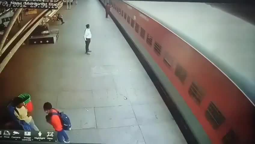 Video - Clip: Nhân viên đường sắt lao tới cứu người đàn ông bị đoàn tàu kéo lê