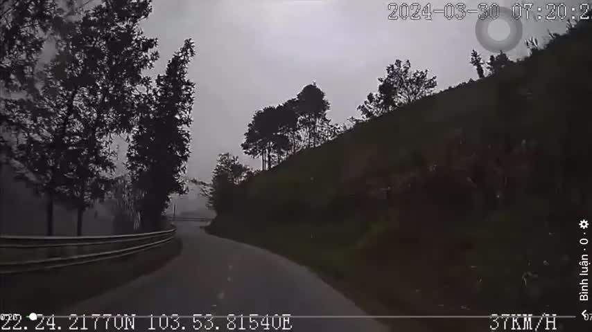 Video - Clip: Khoảnh khắc xe tải lật nghiêng, lao xuống vực sâu 100m ở Lào Cai