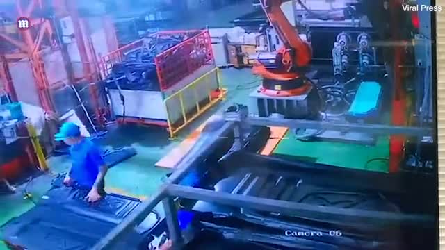Video - Clip: Khoảnh khắc nam công nhân bị robot đè tử vong khi đang làm việc