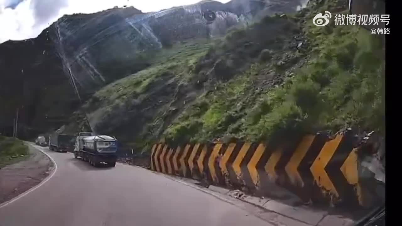 Video - Clip: Tảng đá khổng lồ từ trên đồi rơi xuống, đè trúng xe tải