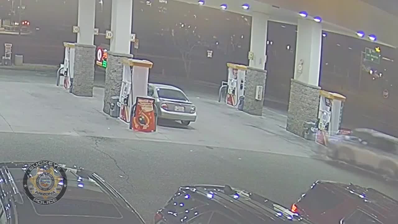 Video - Clip: Người phụ nữ bị người đàn ông bắt cóc, kéo lên xe ở trạm xăng