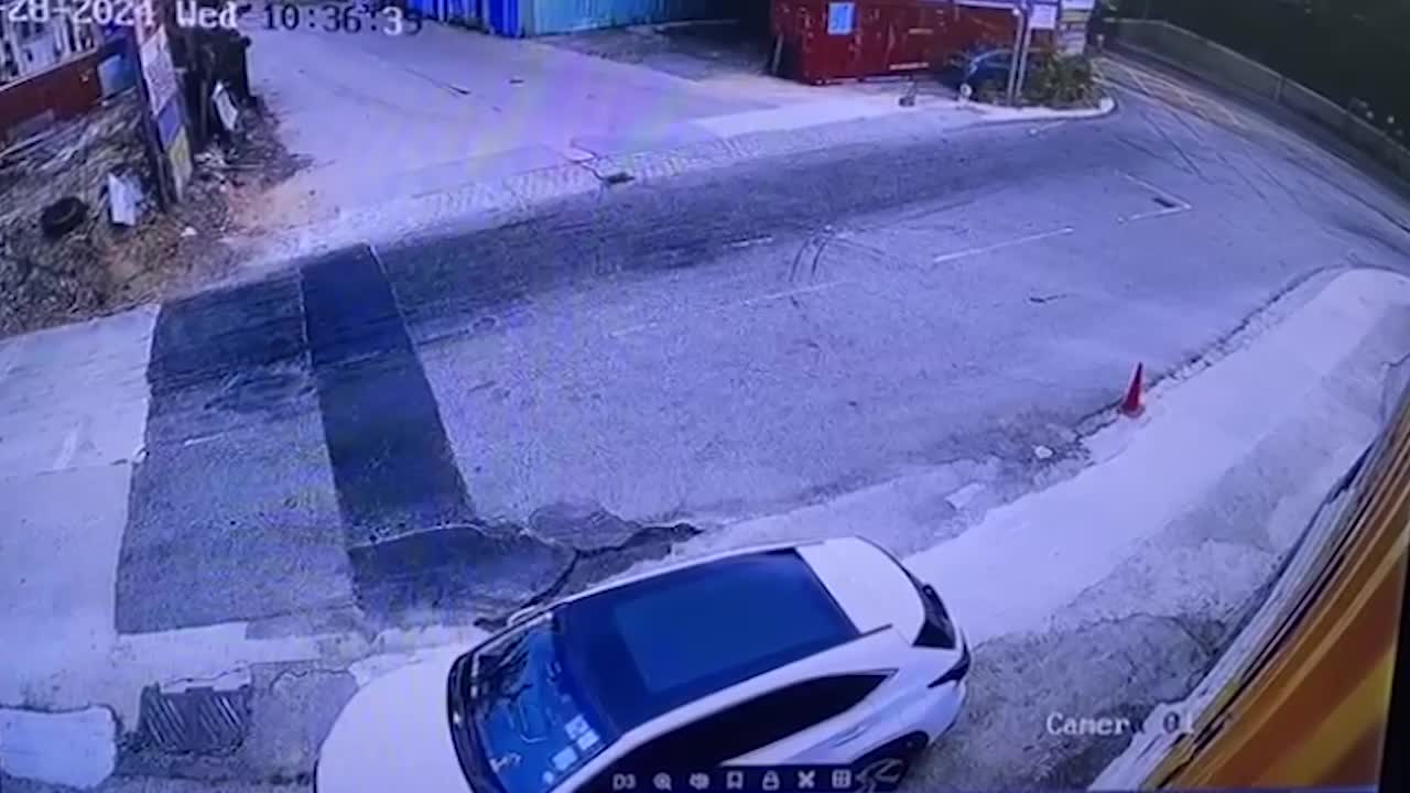 Video - Clip: Lật nghiêng khi vào cua, container đè bẹp ô tô con đỗ bên đường