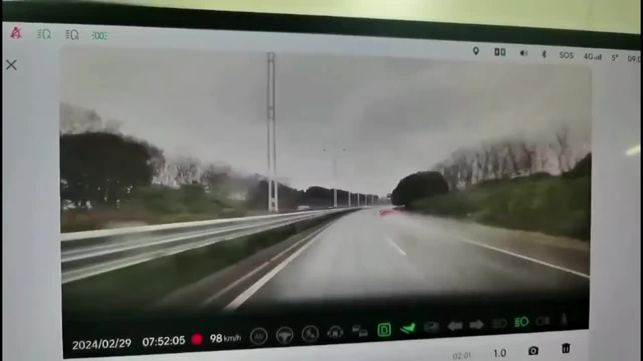 Video - Clip: Chạy quá tốc độ dưới trời mưa, ô tô gặp tai nạn kinh hoàng