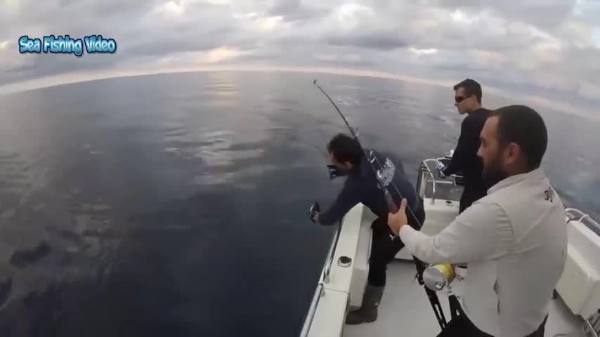 Video - Cần câu bị kéo cong vút, 3 người bất ngờ với kích thước con cá kéo lên