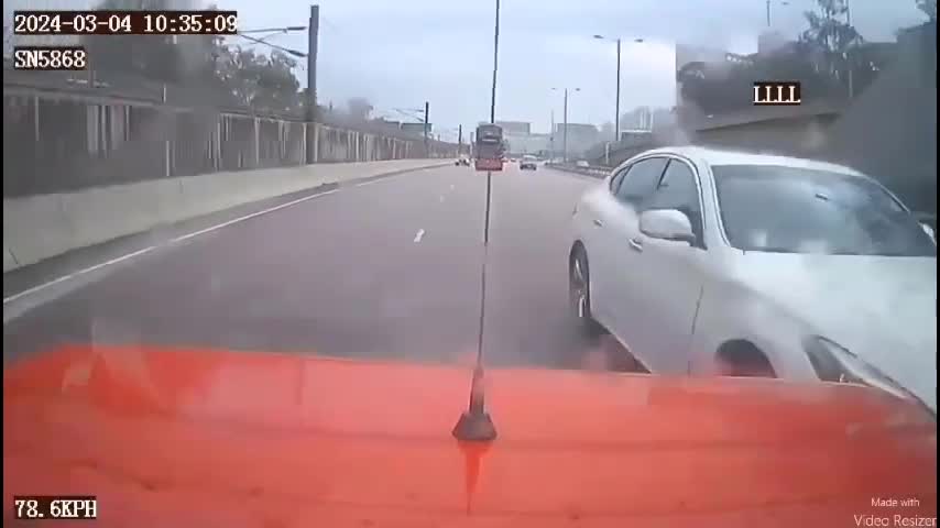 Video - Đứng giữa cao tốc cãi nhau sau va chạm, 2 tài xế bị xe tải tông trúng