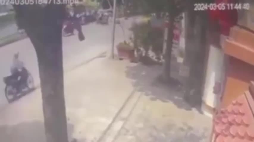 Video - Clip: Khoảnh khắc ô tô con lọt vào gầm xe tải sau va chạm