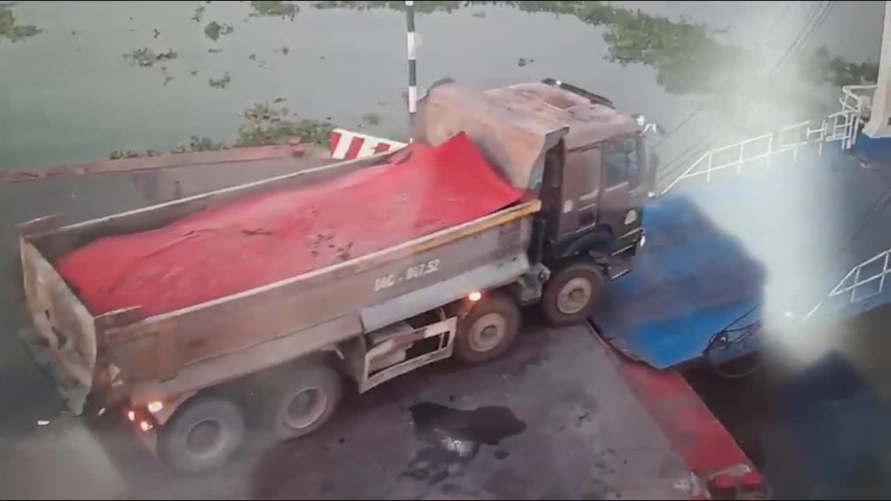 Video - Clip: Đang di chuyển xuống phà, xe tải bất ngờ rơi xuống sông