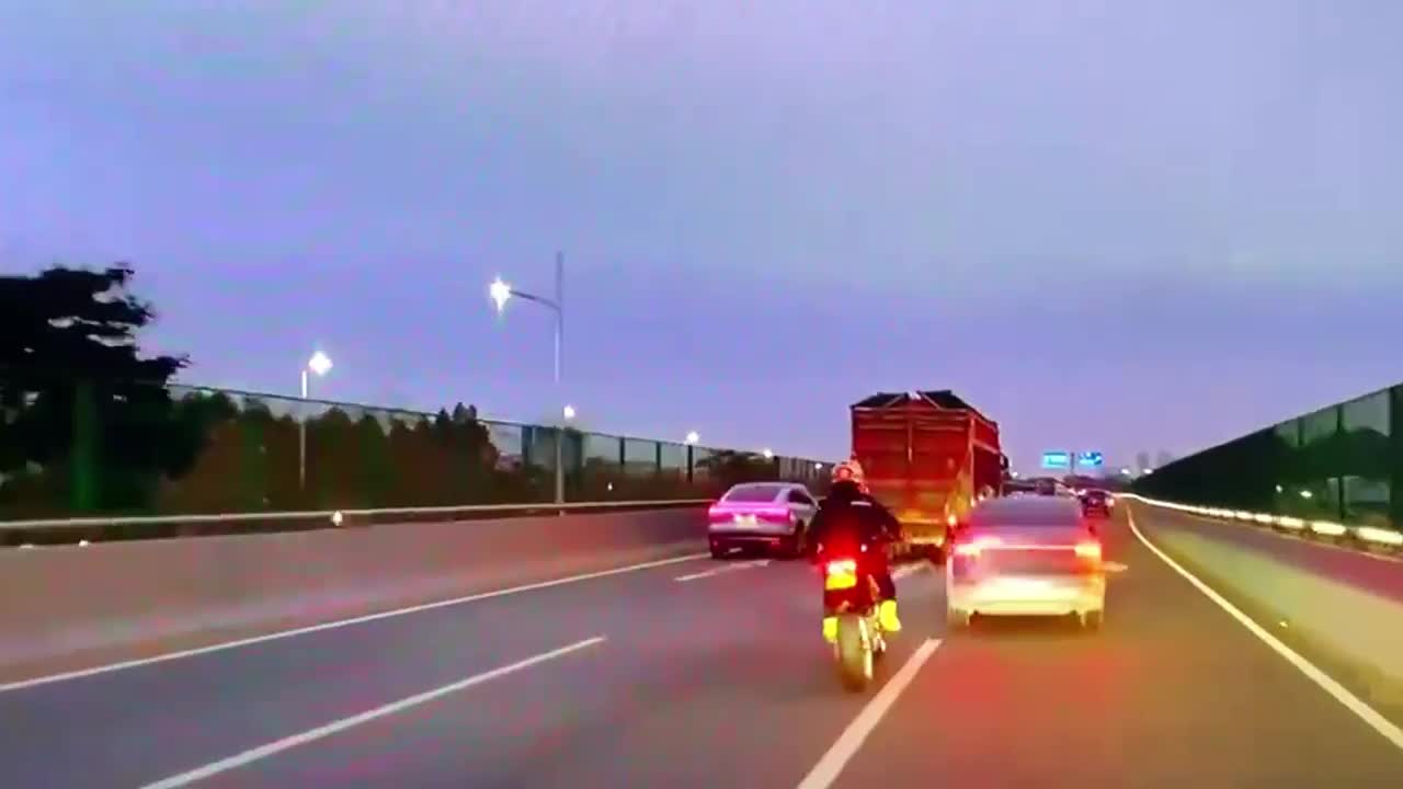 Video - Clip: Bị đấm vào xe, tài xế ô tô đánh lái húc ngã xe máy để trả đũa