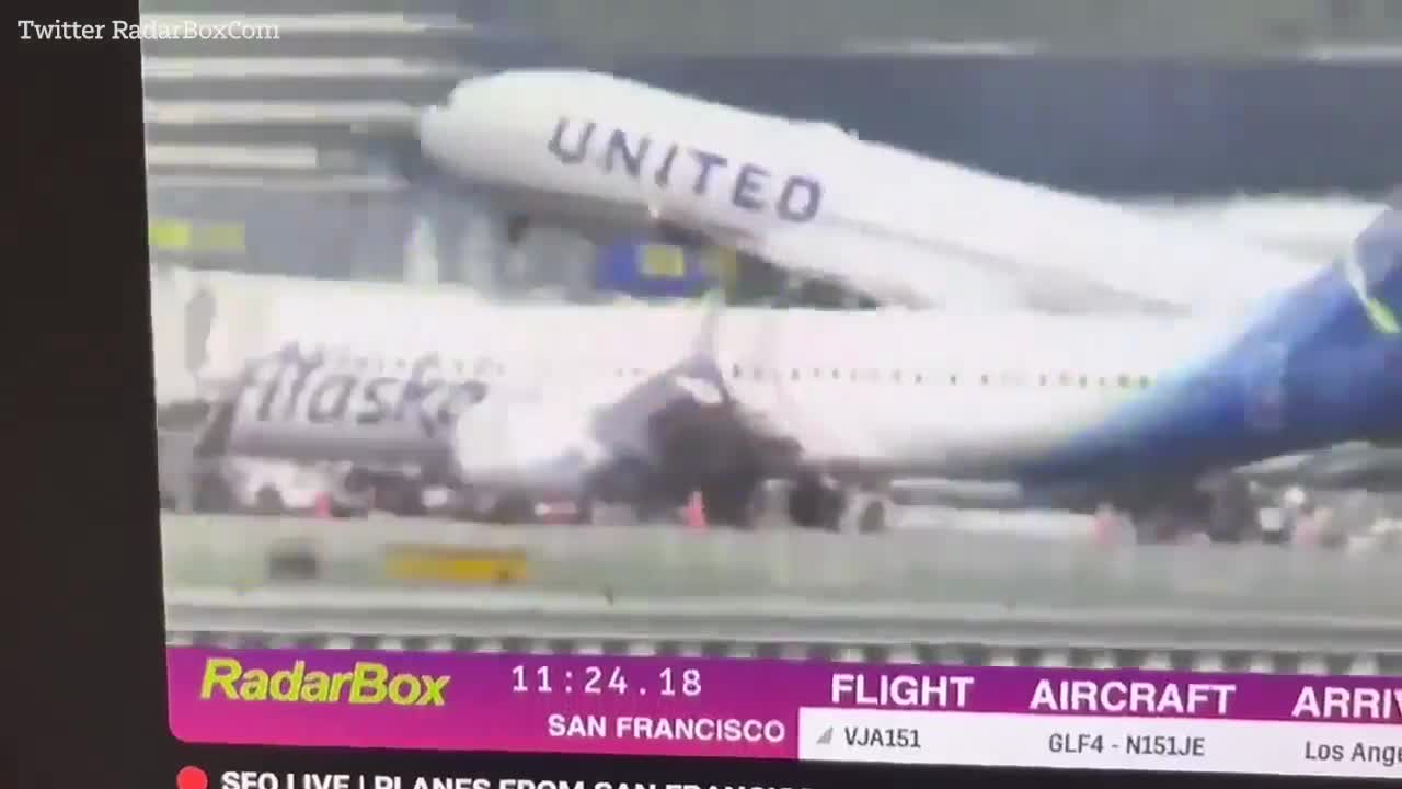Video - Clip: Khoảnh khắc máy bay bất ngờ rơi lốp khi vừa cất cánh