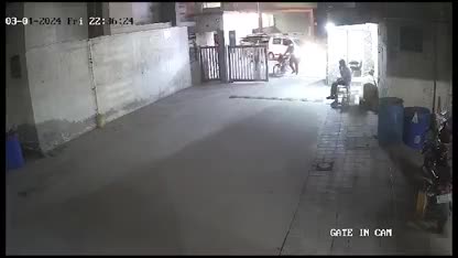 Video - Clip: Đang ngồi gác cổng, nam bảo vệ bị ô tô tông tử vong