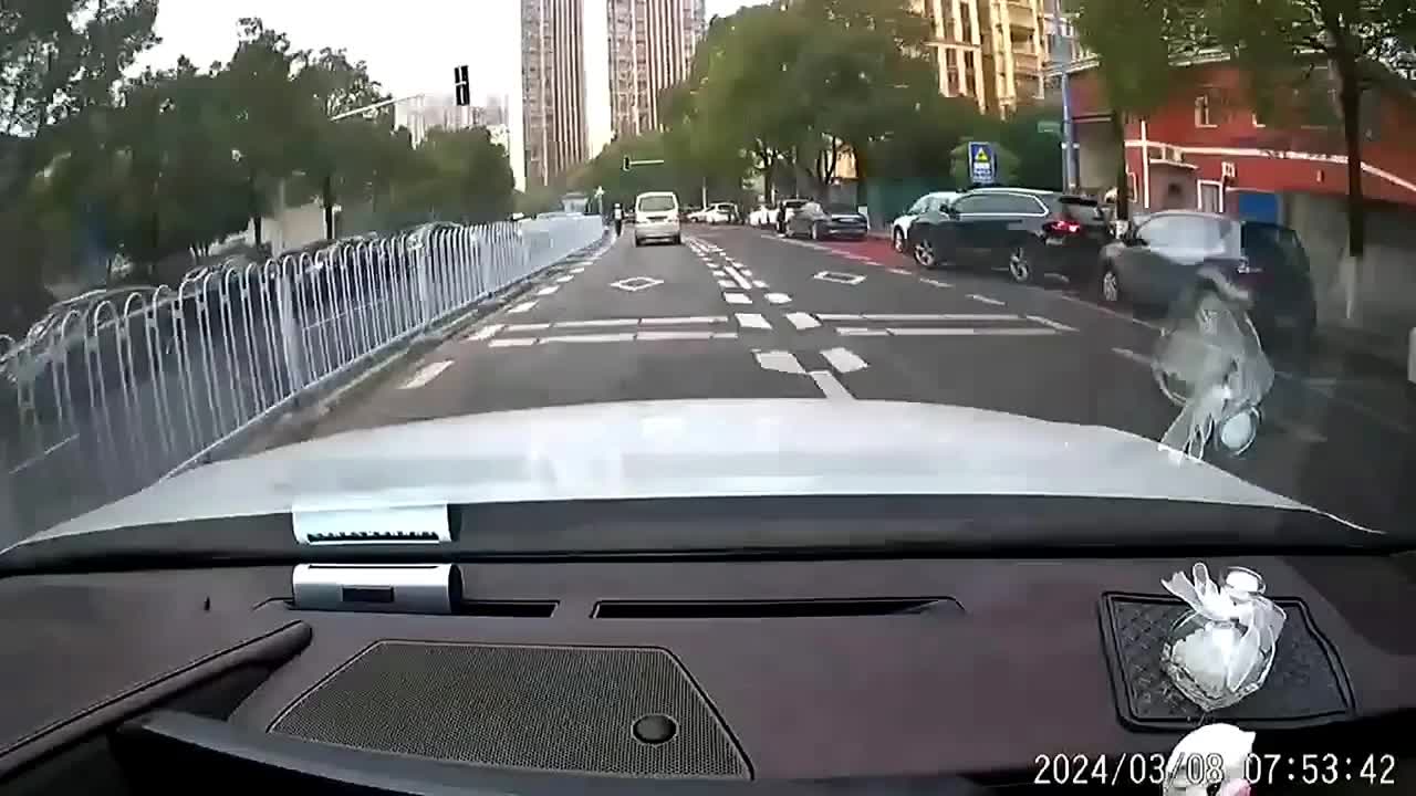 Video - Clip: Nữ tài xế lái BMW vượt đèn đỏ, tông trúng nhiều người đi bộ
