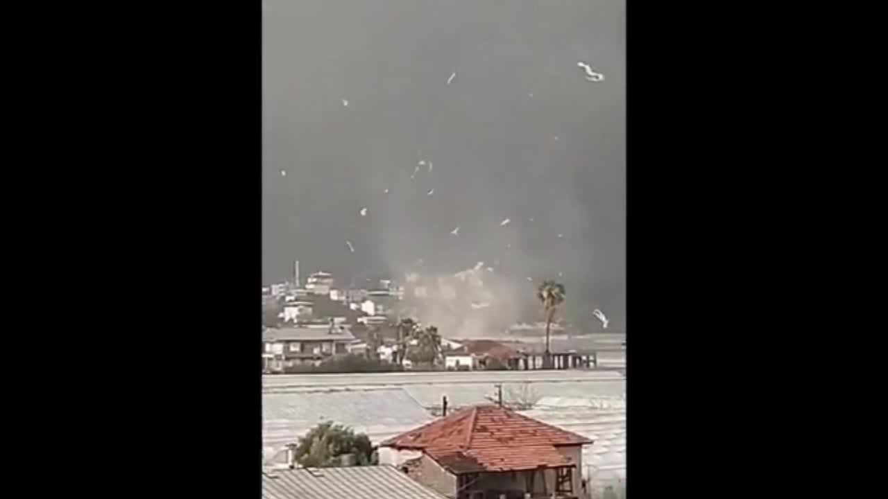 Video - Clip: Lốc xoáy kinh hoàng quét qua miền Nam Thổ Nhĩ Kỳ
