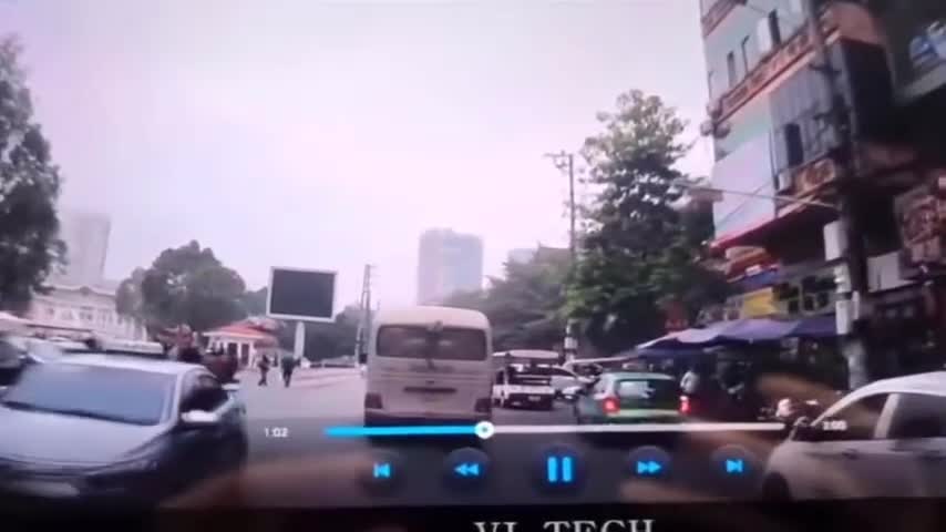 Video - Clip: Ô tô mở cửa bất cẩn khiến một người đi xe máy bị cán tử vong