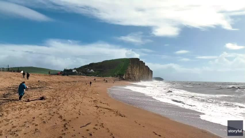 Video - Clip: Kinh hoàng vách đá sụp đổ suýt trúng người đi dạo trên biển
