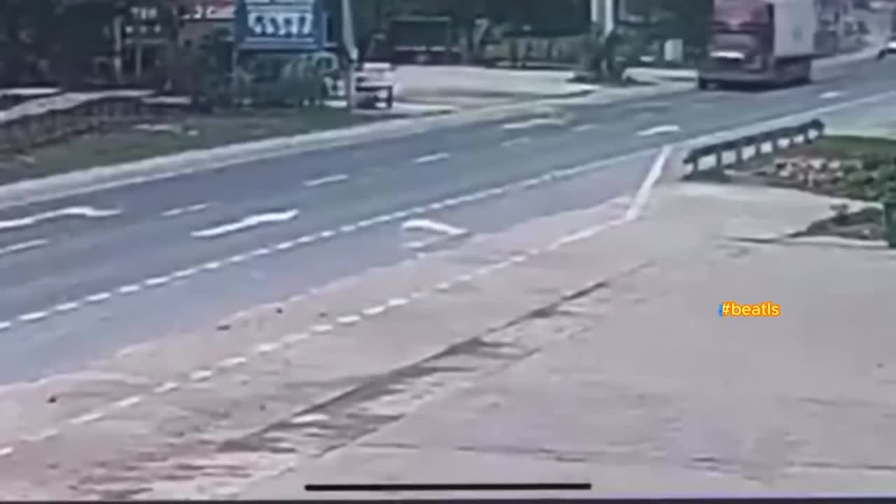 Video - Clip: Tông trúng đầu ô tô, người đi xe máy lộn vòng trên không trung