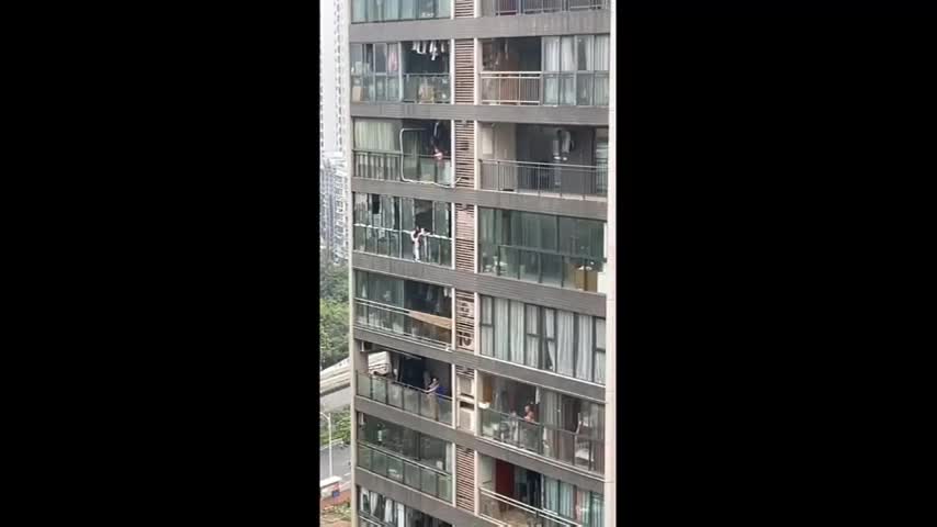 Video - Cãi nhau với mẹ chồng, người phụ nữ ném con xuống từ tầng 22