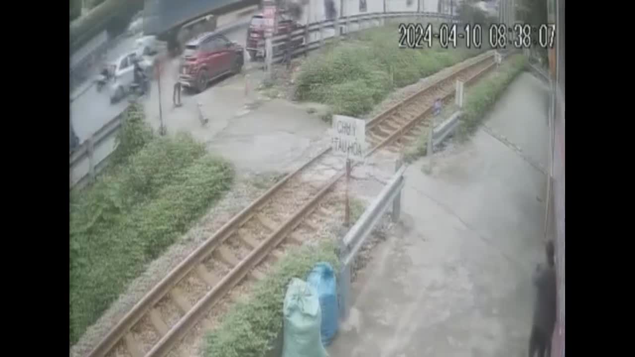 Video - Clip: Khoảnh khắc cô gái đi xe máy bị tàu hỏa tông văng ở Hà Nội
