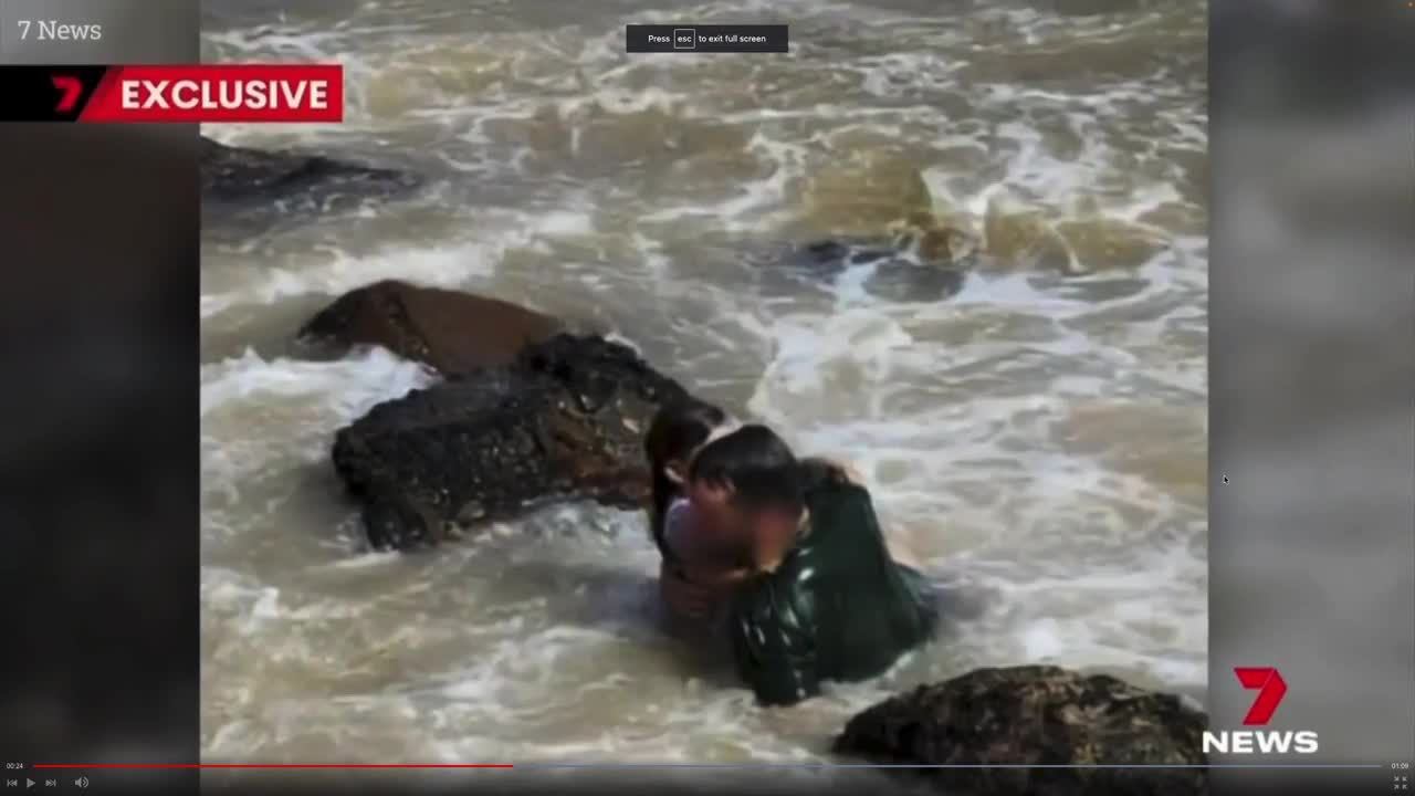 Video - Clip: Con gái bị sóng cuốn trôi, cha vội vàng nhảy xuống nước giải cứu