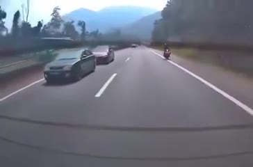 Video - Clip: Hai ô tô kèn cựa nhau trên đường cao tốc và cái kết đắng