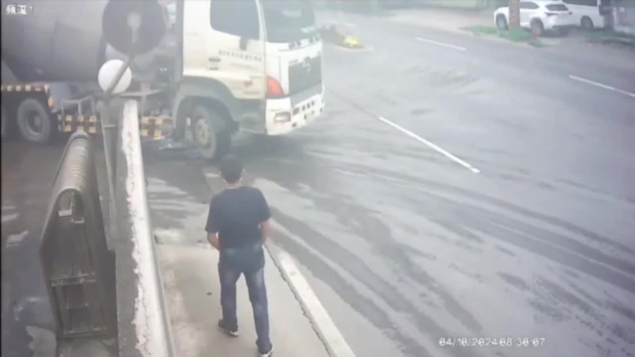 Video - Xe chở xi măng bị tông 'rụng đầu', người đàn ông thoát chết khó tin