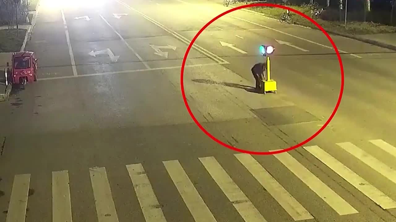 Video - Clip: Người đàn ông trộm pin đèn tín hiệu giao thông trên phố