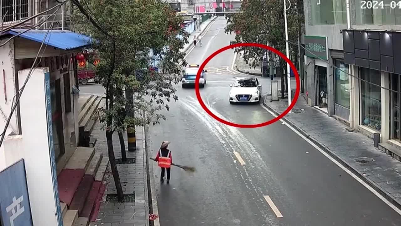 Video - Clip: Dừng xe quên kéo phanh tay, nữ tài xế khiến ô tô gây tai nạn