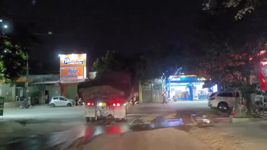 Dân sinh - Xe Howo chở đá cồng kềnh vượt chốt CSGT Thanh Hóa trong đêm