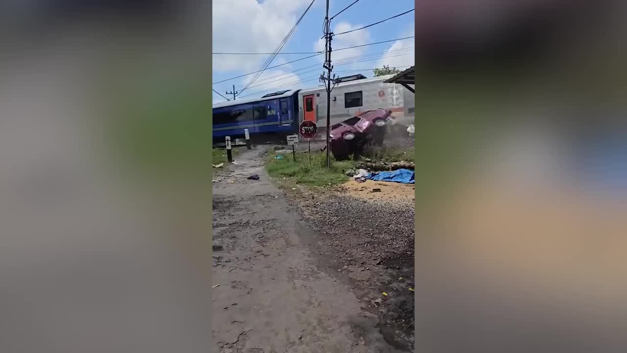 Video - Clip: Ô tô mắc kẹt giữa đường ray bị tàu hỏa tông văng kinh hoàng
