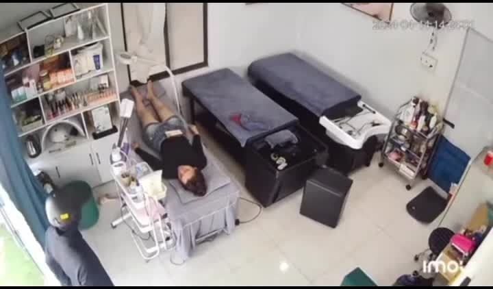 Video - Clip: Ngủ say, người phụ nữ bị trộm vào cửa hàng 'cuỗm' điện thoại