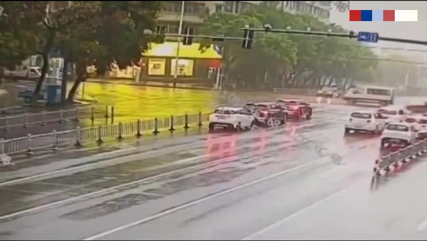 Video - Xe điên tông bay 3 ô tô đang dừng đèn đỏ khiến 6 người thương vong