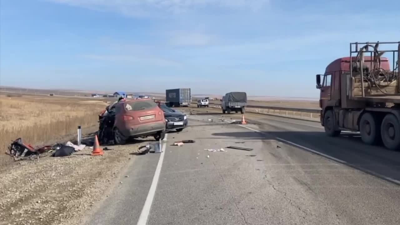 Video - Ô tô vượt ẩu bị xe tải tông trực diện, nữ tài xế cùng 1 người tử vong