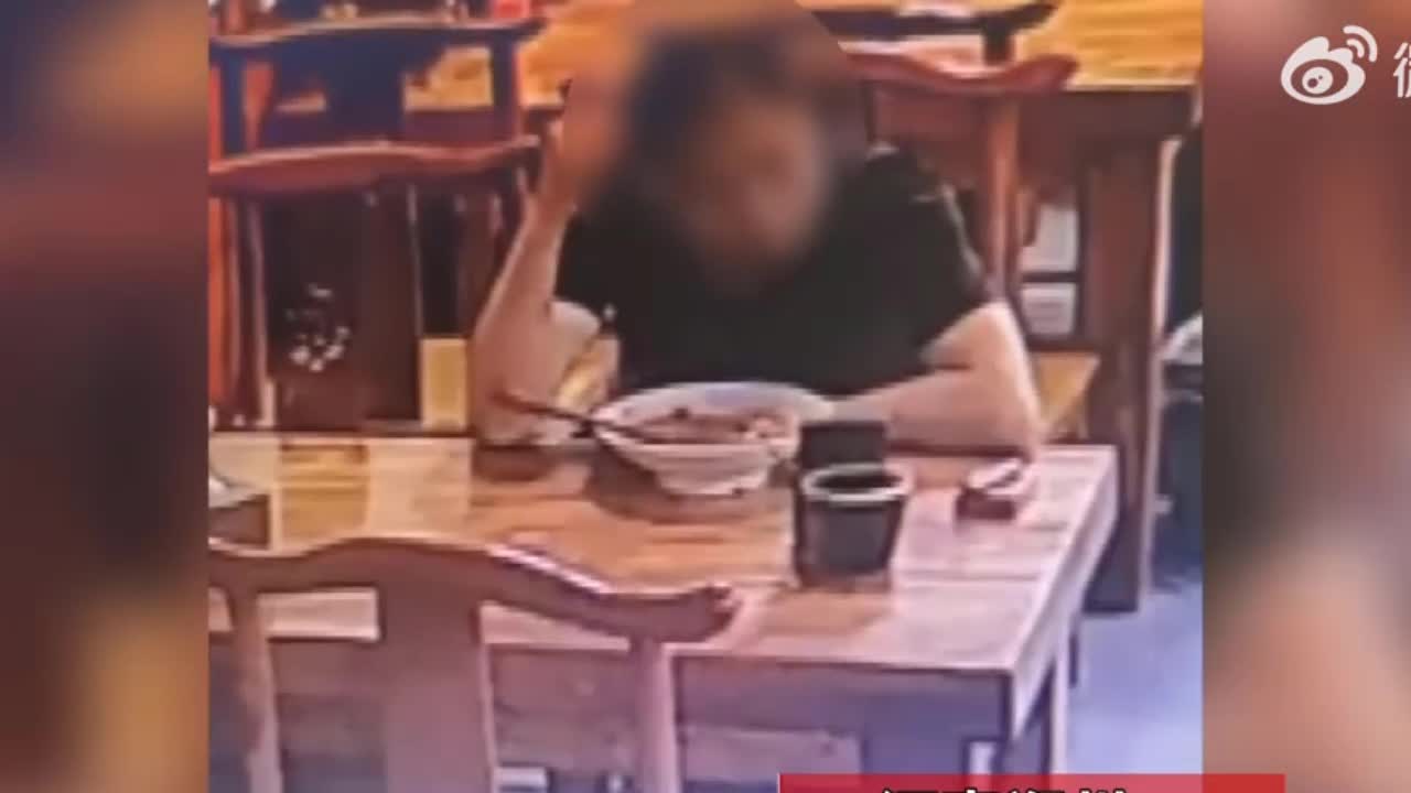 Video - Camera ghi lại hành động xấu xí của người đàn ông trong cửa hàng ăn