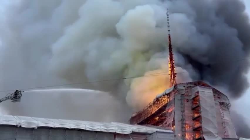 Video - Clip: Lực lượng cứu hỏa nỗ lực khống chế đám cháy ở PhòngThương mại Đan Mạch