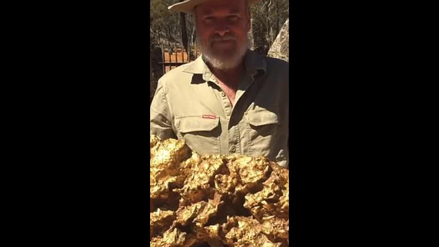 Video - Hai người đàn ông đào được cục vàng khổng lồ dài 60cm, nặng 72kg