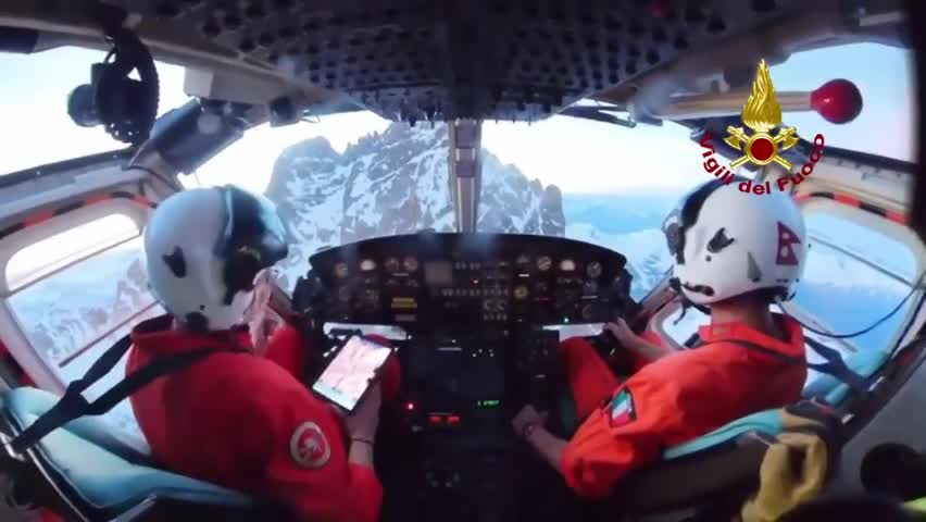 Video - Clip: Kịch tính giải cứu 2 nhà leo núi bị mắc kẹt ở độ cao 3.700 mét