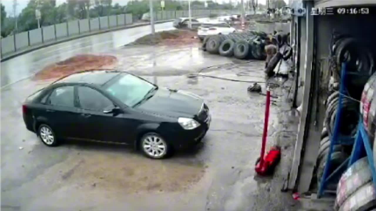 Video - Lốp xe ô tô bất ngờ phát nổ, hất văng người đàn ông lên không trung