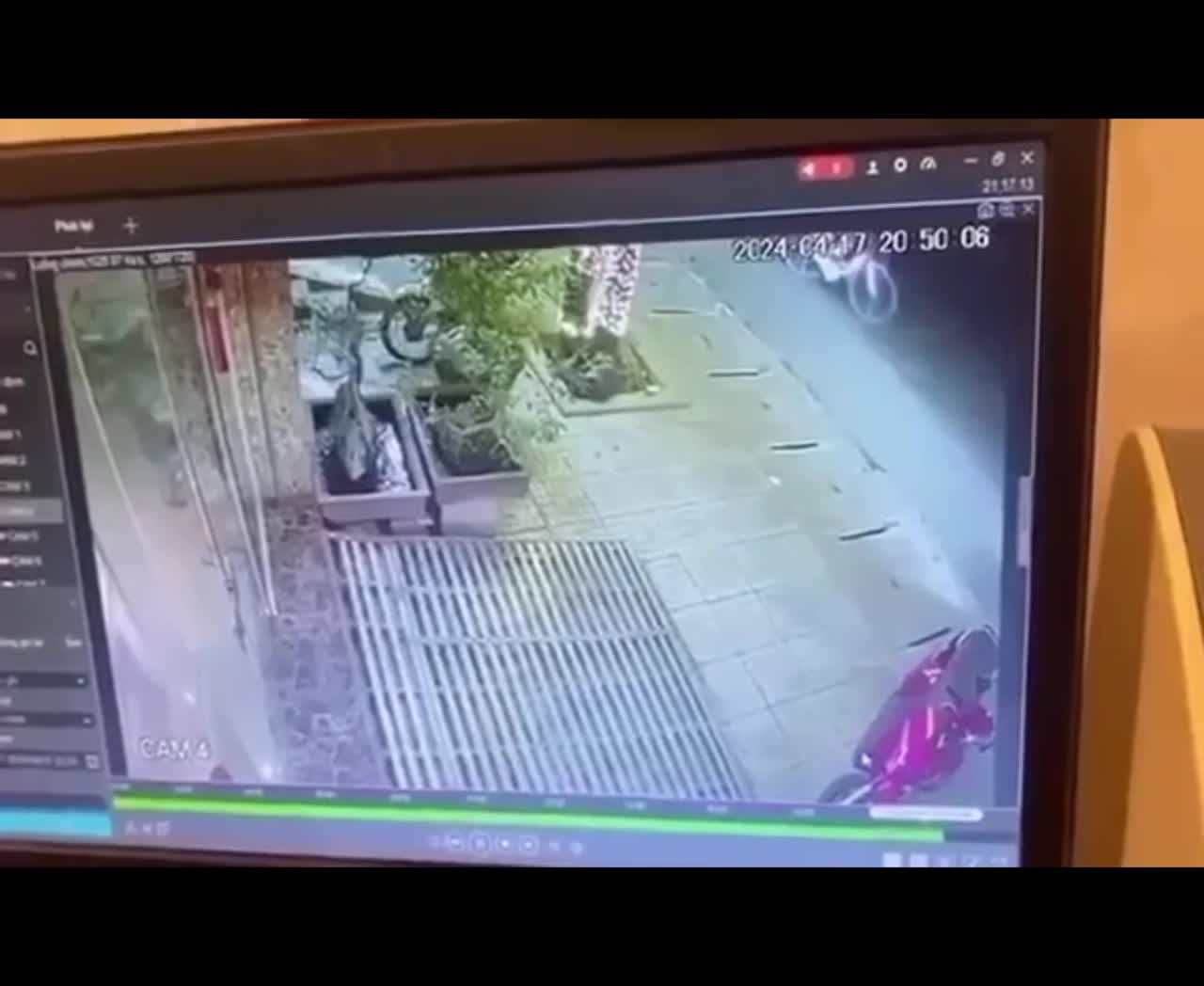 An ninh - Hình sự - Diễn biến vụ cướp tiệm vàng chỉ trong khoảng 10 giây tại Hà Tĩnh