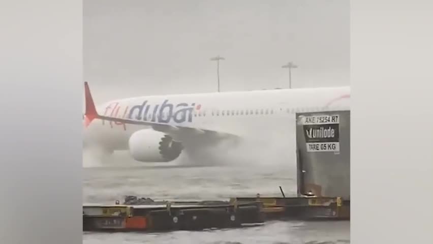 Video - Clip: Kinh hoàng máy bay hạ cánh lao qua nước làm ngập trên đường băng