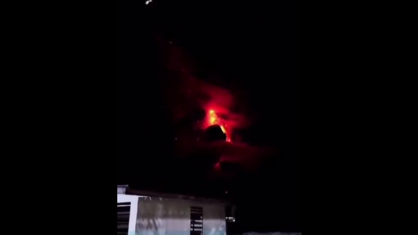 Toàn cảnh - Kinh hoàng núi lửa ở Indonesia phun trào kèm theo những tia sét màu tím