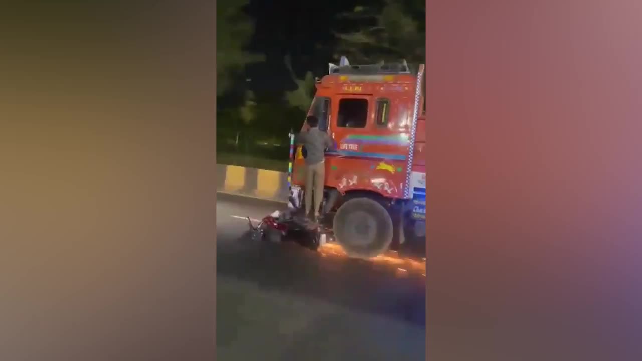 Video - Clip: Gây tai nạn, xe tải kéo lê xe máy tóe lửa suốt 2km trên đường