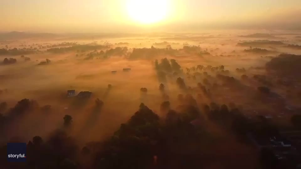 Video - Khoảnh khắc bình minh tuyệt đẹp trên sương mù ở Kentucky